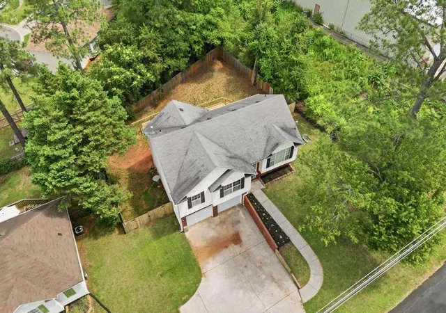 Photo 3 of Single family home for sale at 201 Hickory Ln, Cartersville, GA 30120 | MLS# 7775709 | Listing updated on 2026-10-12