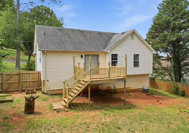 Photo 4 of Single family home for sale at 201 Hickory Ln, Cartersville, GA 30120 | MLS# 7775709 | Listing updated on 2026-10-12