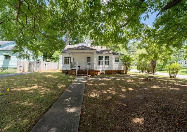 Photo 2 of Sale Pending at 2304 Jernigan Dr Se, Atlanta, GA 30315 | MLS# 7811868 | Listing updated on 2026-09-28