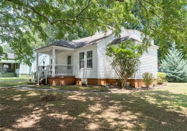 Photo 3 of Sale Pending at 2304 Jernigan Dr SE, Atlanta, GA 30315 | MLS# 7811868 | Listing updated on 2026-09-28