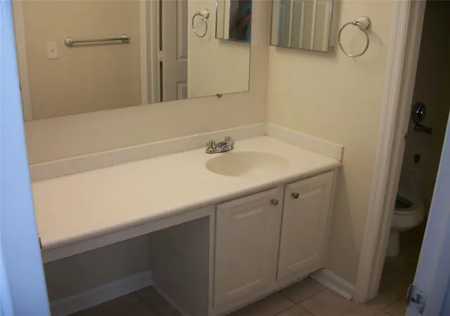 Listing Photo 2 - Condo for sale in building located at 507 Granville Ct, Sandy Springs, GA 30328 - Unit #