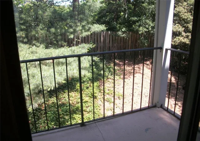 Listing Photo 3 - Condo for sale in building located at 507 Granville Ct, Sandy Springs, GA 30328
