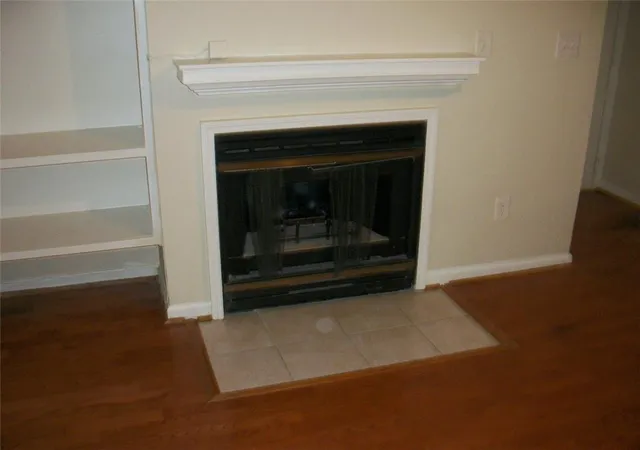 Listing Photo 4 - Condo for sale in building located at 507 Granville Ct, Sandy Springs, GA 30328