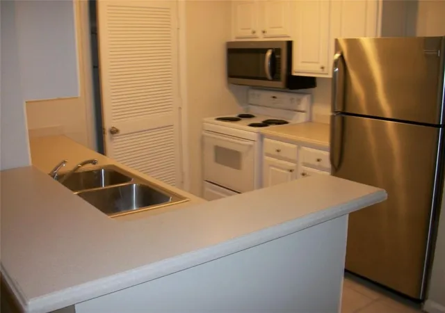 Listing Photo 5 - Condo for sale in building located at 507 Granville Ct, Sandy Springs, GA 30328