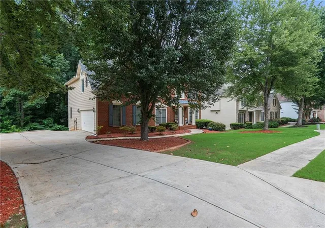 Photo 4 of Single family home for sale at 7220 Glen Cvs Ln, Stone Mountain, GA 30087 | MLS# 7751324 | Listing updated on 2026-09-13