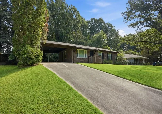 Photo 3 of Single family home for sale at 928 Magna Carta Dr Nw, Atlanta, GA 30318 | MLS# 7820448 | Listing updated on 2026-09-25