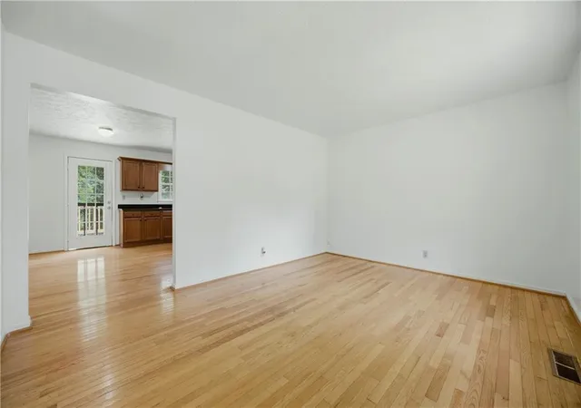3rd image of 864 Whitehall Dr, Lawrenceville, GA 30043 | MLS# 7788418
