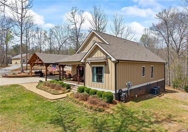 2nd image of 5240 Hwy 17, Clarkesville, GA 30523 | MLS# 7745361