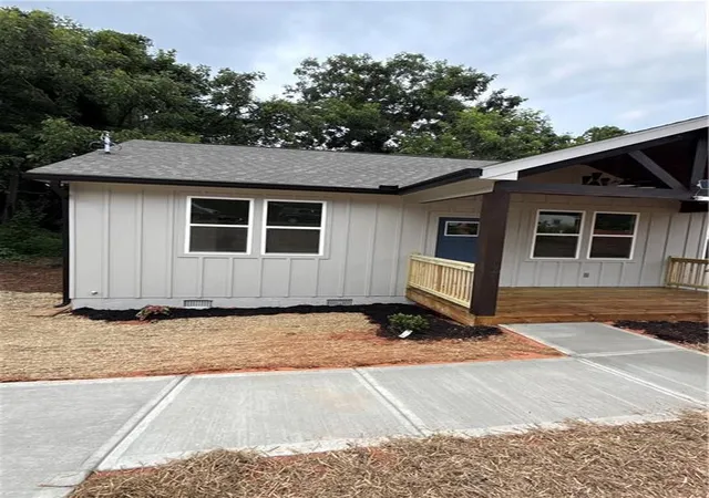 Photo 3 of Single family home for sale at 80 Elberton St, Toccoa, GA 30577 | MLS# 7815355 | Listing updated on 2026-10-10
