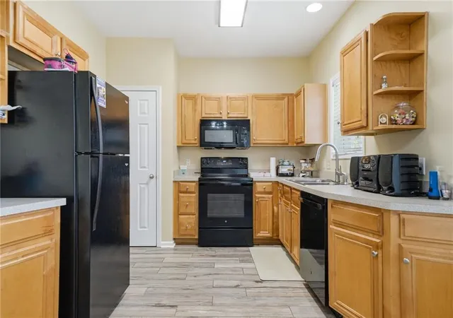 Homes for sale in College Park, GA | 2555 Flt Shls Rd, College Park, GA 30349