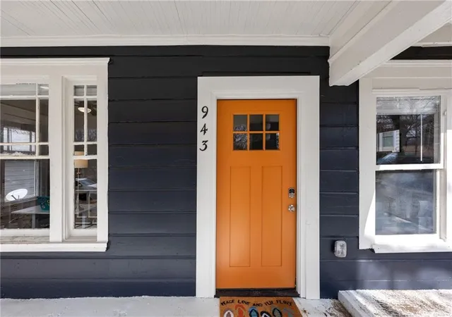 Photo 3 of Single family home for sale at 943 Rose Cir Sw, Atlanta, GA 30310 | MLS# 7818590 | Listing updated on 2026-08-29