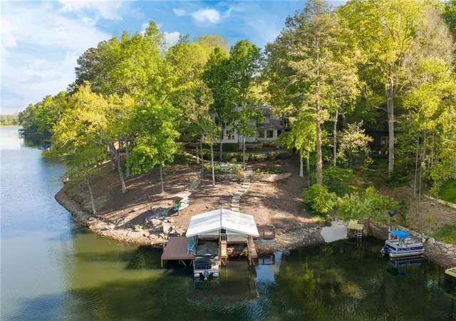 2nd image of 594 Hilltop Ln, Berkeley Lake, GA 30096 | MLS# 7754026