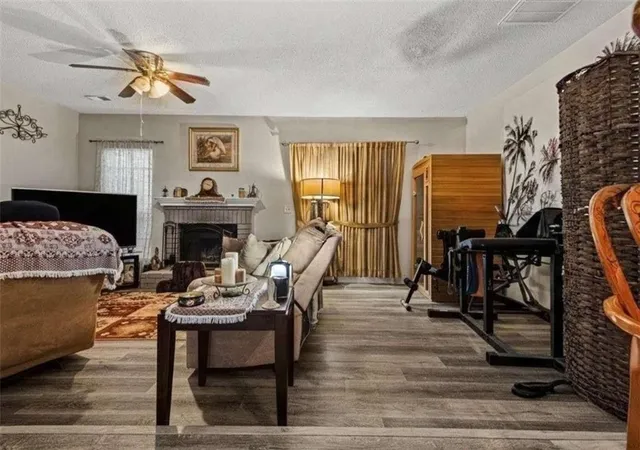 Listing Photo 4 - Condo for sale in building located at 128 Belmonte Dr, Atlanta, GA 30311