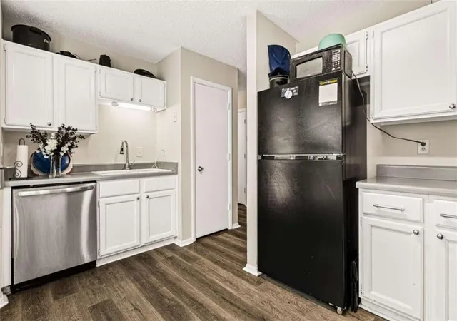 Listing Photo 5 - Condo for sale in building located at 128 Belmonte Dr, Atlanta, GA 30311