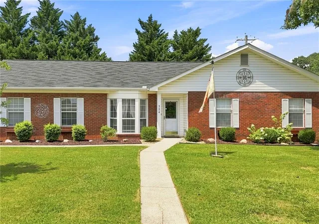 1st image of 324 S Main St, Jasper, GA 30143 | MLS# 7821619