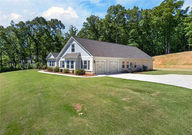 Photo 4 of Sale Pending at 173 W Lake Blvd, Carrollton, GA 30116 | MLS# 7808979 | Listing updated on 2026-10-28