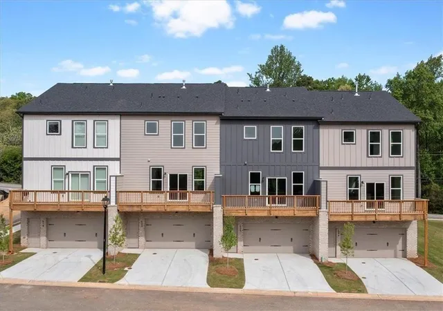 Homes for sale in Sugar Hill, GA | 624 Oakleaf Grove Ln, Sugar Hill, GA 30518 | MLS# 7750186