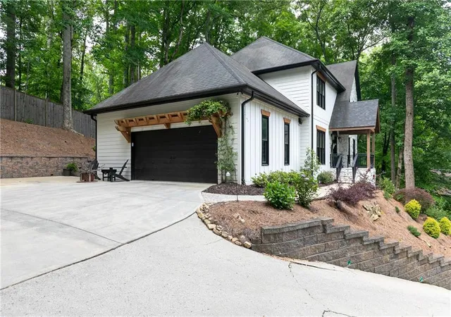 Photo 3 of Sale Pending at 1821 Bromley Way Ne, Roswell, GA 30075 | MLS# 7738380 | Listing updated on 2026-08-28