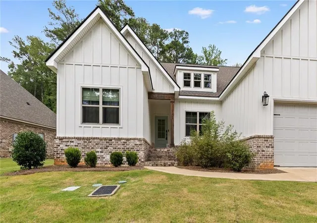 Photo 2 of Sale Pending at 153 Southside Cir, Auburn, AL 36832 | MLS# 7810521 | Listing updated on 2026-09-07