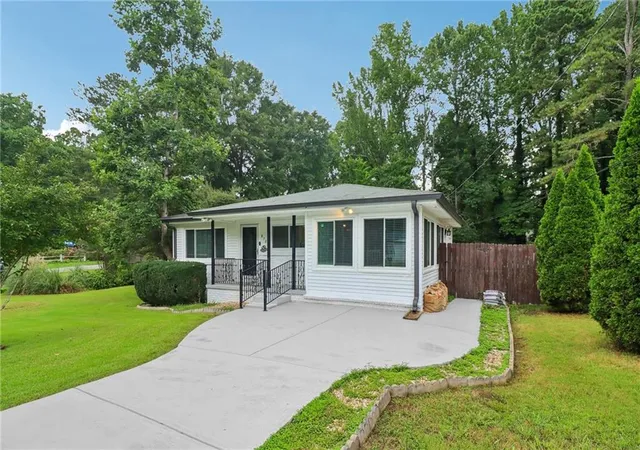 Photo 3 of Sale Pending at 870 Scott Ln SW, Marietta, GA 30008 | MLS# 7804496 | Listing updated on 2026-08-14