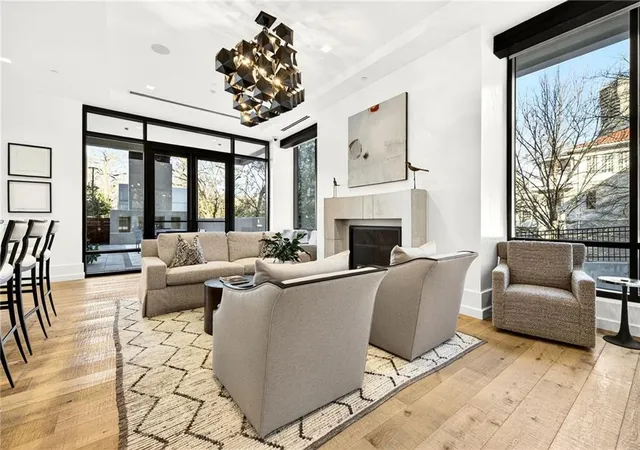 Listing Photo 2 - Condo for sale in building located at 2520 Peachtree Rd Nw, Atlanta, GA 30305 - Unit #1003