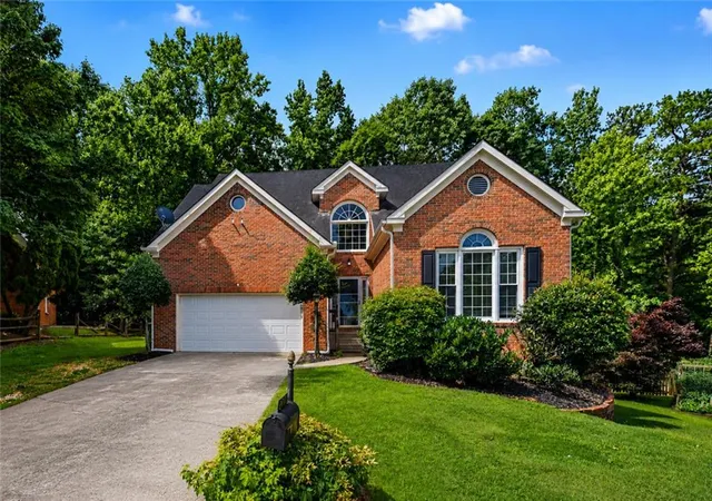 Photo 4 of Single family home for sale at 2707 Glenrose Hl, Atlanta, GA 30341 | MLS# 7792662 | Listing updated on 2026-09-30