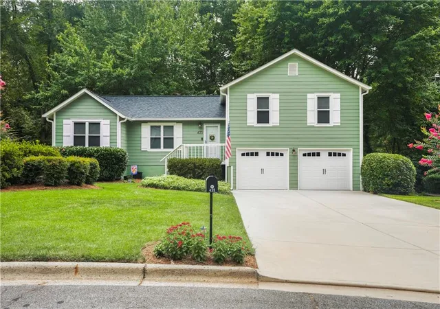 Photo 3 of Sale Pending at 435 Tyson Cir, Roswell, GA 30076 | MLS# 7814510 | Listing updated on 2026-08-18