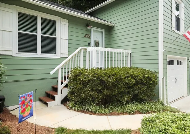 Photo 3 of Sale Pending at 435 Tyson Cir, Roswell, GA 30076 | MLS# 7814510 | Listing updated on 2026-08-18