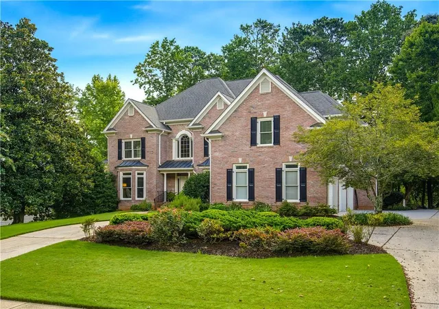 Photo 2 of Single family home for sale at 5570 Stoneleigh Dr, Suwanee, GA 30024 | MLS# 7784733 | Listing updated on 2026-09-25