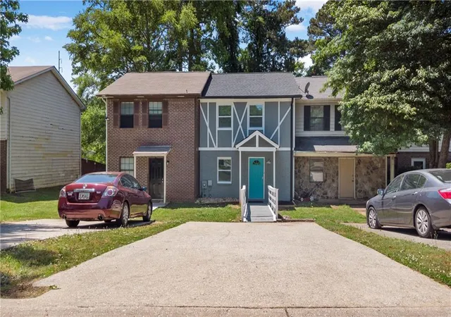 Photo 2 of Townhouse for sale at 5758 Old Gordon Rd, Mableton, GA 30126 | MLS# 7830024 | Listing updated on 2026-09-01