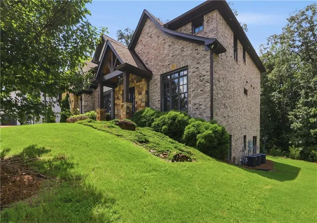 Photo 3 of Single family home for sale at 331 Summer Garden Dr, Marietta, GA 30064 | MLS# 7829147 | Listing updated on 2026-09-08
