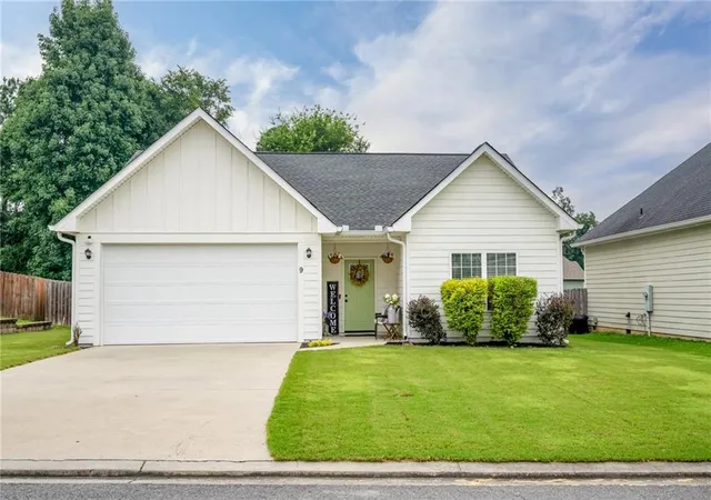 Single family home for sale at 9 Applewood Dr, Rome, GA 30165 | MLS# 7860496