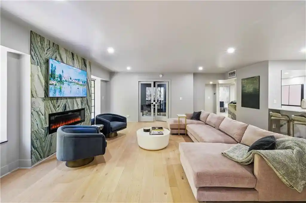 Listing Photo 1 - Condo for sale in 3648 Peachtree Rd Ne located at 3648 Peachtree Rd Ne, Atlanta, GA 30319 - Unit #2E