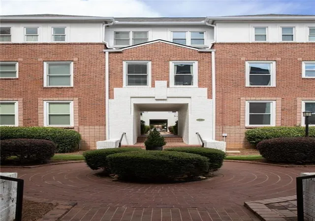 Listing Photo 3 - Condo for sale in building located at 1170 N Highland Ave NE, Atlanta, GA 30306 - Unit #B8