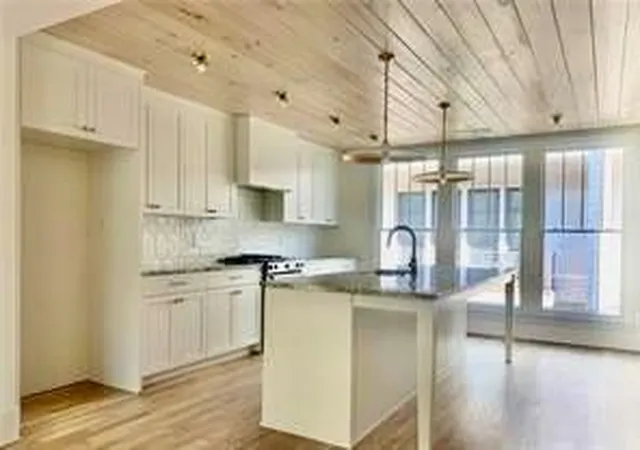 Photo 4 of Townhouse for sale at 676 Hank Aaron Dr SE, Atlanta, GA 30315 | MLS# 7699486 | Listing updated on 2026-08-15