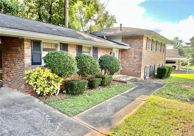 Photo 2 of Single family home for sale at 512 Donwood Ln Sw, Marietta, GA 30060 | MLS# 7809349 | Listing updated on 2026-09-15