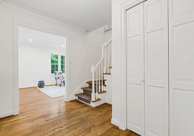 2nd image of 345 W Spalding Dr Dr, Sandy Springs, GA 30328 | MLS# 7803835