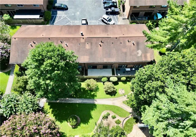 Listing Photo 2 - Condo for sale in building located at 2525 Bradford Sq NE, Atlanta, GA 30345 - Unit #