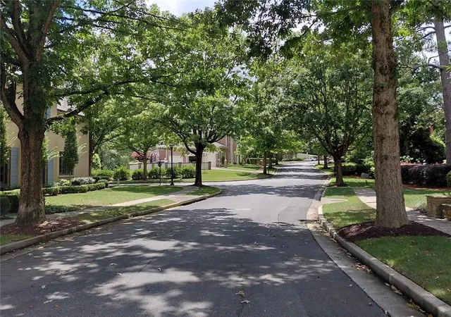 3rd image of 185 Trimble Crest Dr, Sandy Springs, GA 30342 | MLS# 7723384