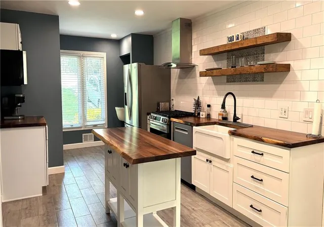 Photo 4 of Single family home for sale at 310 Saddle Crk Cir, Roswell, GA 30076 | MLS# 7778509 | Listing updated on 2026-09-17