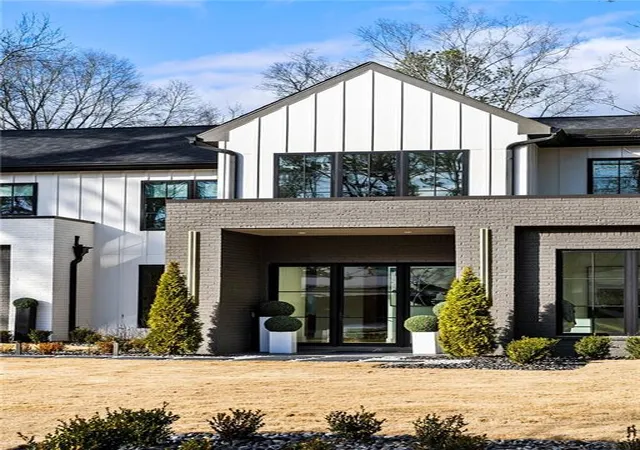 Photo 3 of Sale Pending at 185 Pebble Trl, Alpharetta, GA 30009 | MLS# 7687041 | Listing updated on 2026-05-18