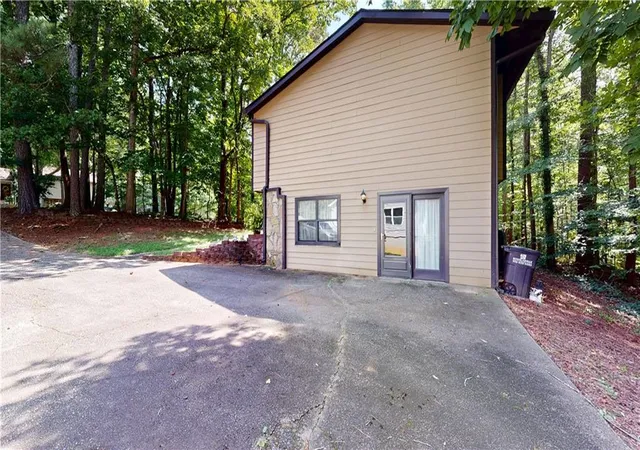 Photo 4 of Sale Pending at 6562 Oakwood Dr, Douglasville, GA 30135 | MLS# 7823437 | Listing updated on 2026-10-09