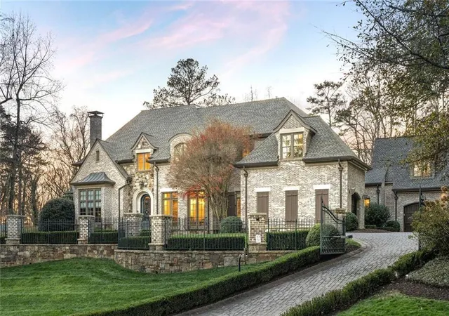 4th image of 4076 Glen Devon Dr Nw, Atlanta, GA 30327 | MLS# 7769115