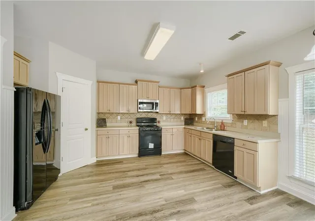 Photo 4 of Single family home for sale at 421 Bedford Xing, Mcdonough, GA 30253 | MLS# 7820886 | Listing updated on 2026-10-12