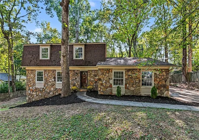 Photo 1 of Single family home for sale at 201 Hunting Crk Dr, Marietta, GA 30068 | MLS# 7852597 | Listing updated on 2026-10-29