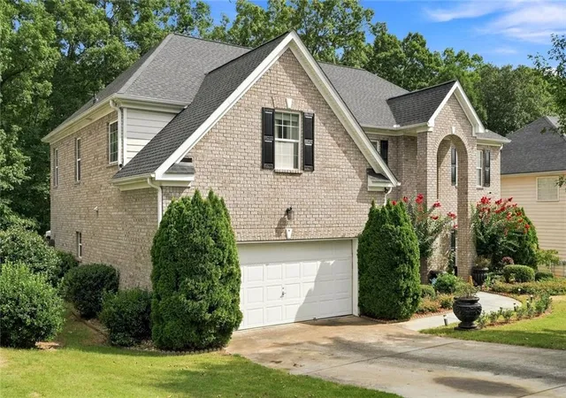 Photo 3 of Single family home for sale at 165 Babbling Brook Dr, Mcdonough, GA 30252 | MLS# 7827993 | Listing updated on 2026-09-10