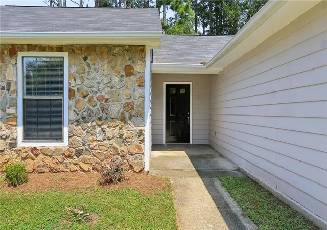 Photo 2 of Sale Pending at 819 Arbor Hl Dr, Stone Mountain, GA 30088 | MLS# 7821580 | Listing updated on 2026-09-18