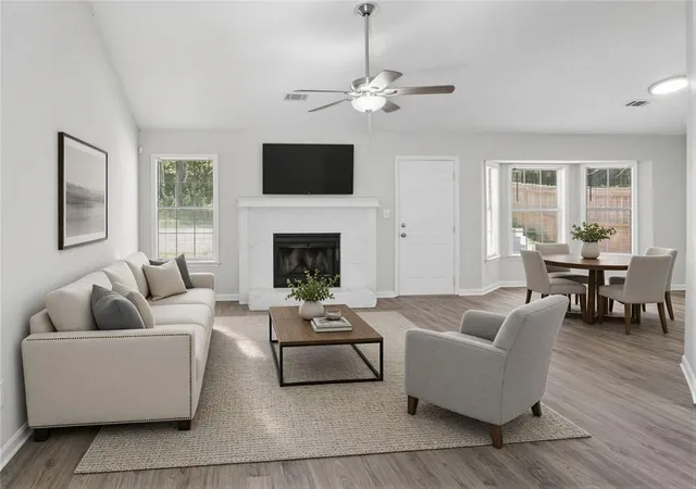 Photo 4 of Sale Pending at 819 Arbor Hl Dr, Stone Mountain, GA 30088 | MLS# 7821580 | Listing updated on 2026-09-18