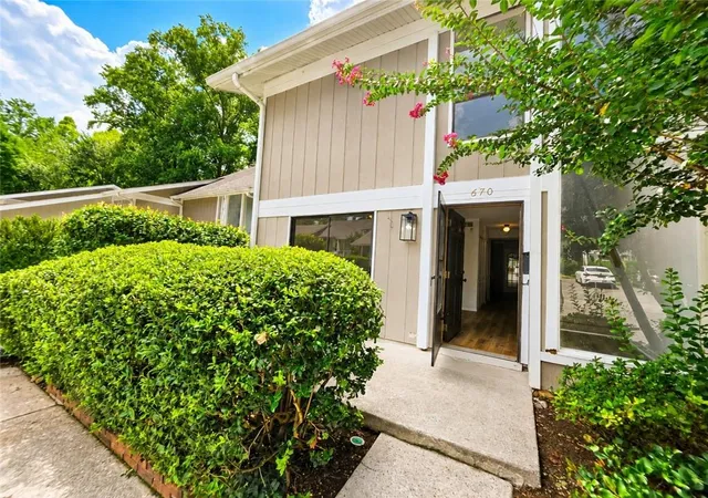 Photo 2 of Townhouse for sale at 670 Powers Fry N Se, Marietta, GA 30067 | MLS# 7818331 | Listing updated on 2026-09-01