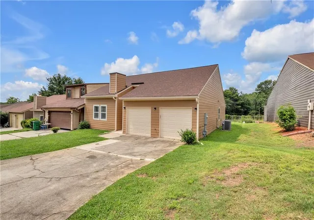 2nd image of 1541 Burnstone Dr, Stone Mountain, GA 30088 | MLS# 7814082